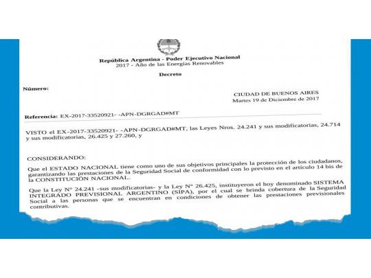 Macri firmó el decreto para bono de empalme que anunció Carrió