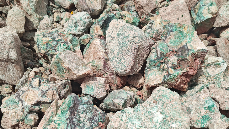 El cobre se encuentra en piedras verdes y azules, siendo la malaquita el mineral verde (carbonato de cobre) y la azurita el mineral azul (carbonato de cobre). La turquesa también es una piedra de cobre de color azul verdoso (fosfato de cobre) y puede tener vetas. El cobre se encuentra en piedras verdes y azules, siendo la malaquita el mineral verde (carbonato de cobre) y la azurita el mineral azul (carbonato de cobre). La turquesa también es una piedra de cobre de color azul verdoso (fosfato de cobre) y puede tener vetas.