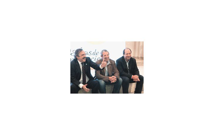 Ricardo Alfonsín, Julio Cobos y Ernesto Sanz hicieron el repaso del resultado de las elecciones del domingo frente a todos los candidatos radicales en un acto para recordar los 30 años de la vuelta a la democracia.