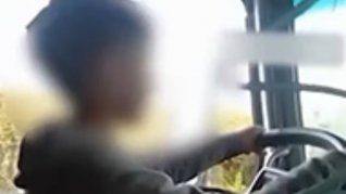 imprudencia en garin: puso a su hijo de 8 anos a manejar un camion y lo grabo