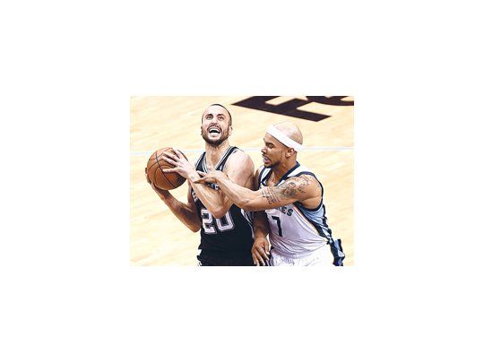 Emanuel Ginóbili es  contenido con falta por Jerryd Bayless. El bahiense  plasmó ayer su alegría en Twitter tras volver a jugar una final con los Spurs luego de seis años.