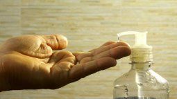 tras declaracion del covid-19 como pandemia, el precio del alcohol en gel se disparo hasta 48%