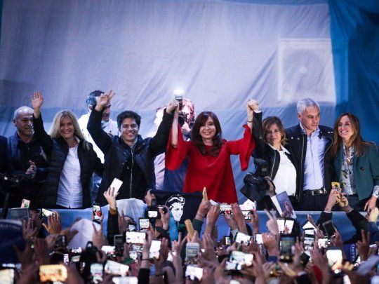 Axel Kicillof, Cristina y Florencia Saintout en La Plata.&nbsp;
