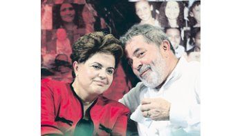 Luiz Inácio Lula da Silva y Dilma Rousseff, en una foto previa a la Navidad. El sábado, el primero le dejará la presidencia a la segunda, quien deberá lidiar con la amplia sombra de su mentor.