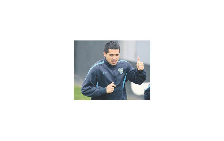 Juan Román Riquelme sonríe (está feliz) y levanta el pulgar diciendo que va a jugar, mientras Juan Pablo Carrizo demuestra sus aptitudes. El domingo será el superclásico.