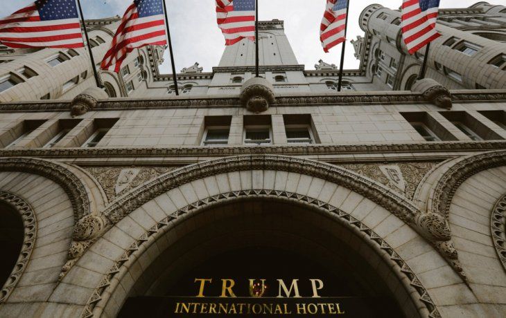 FAVORES. La Justicia investiga si el hotel en Washington sirvió de fachada para que el magnate hiciera negocios con gobiernos extranjeros.