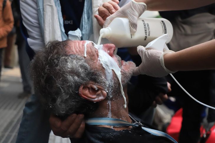 La policía tiró gas pimienta a los manifestantes en las afueras del Congreso. La policía tiró gas pimienta a los manifestantes en las afueras del Congreso.