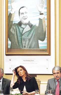 Cristina de Kirchner junto a Aníbal Fernández (izq.) y bajo el retrato de Juan Perón en el acto sobre Papel Prensa en Casa de Gobierno.