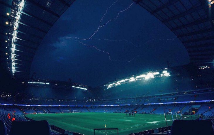 Así lucía el estadio de Manchester City durante la tormenta.