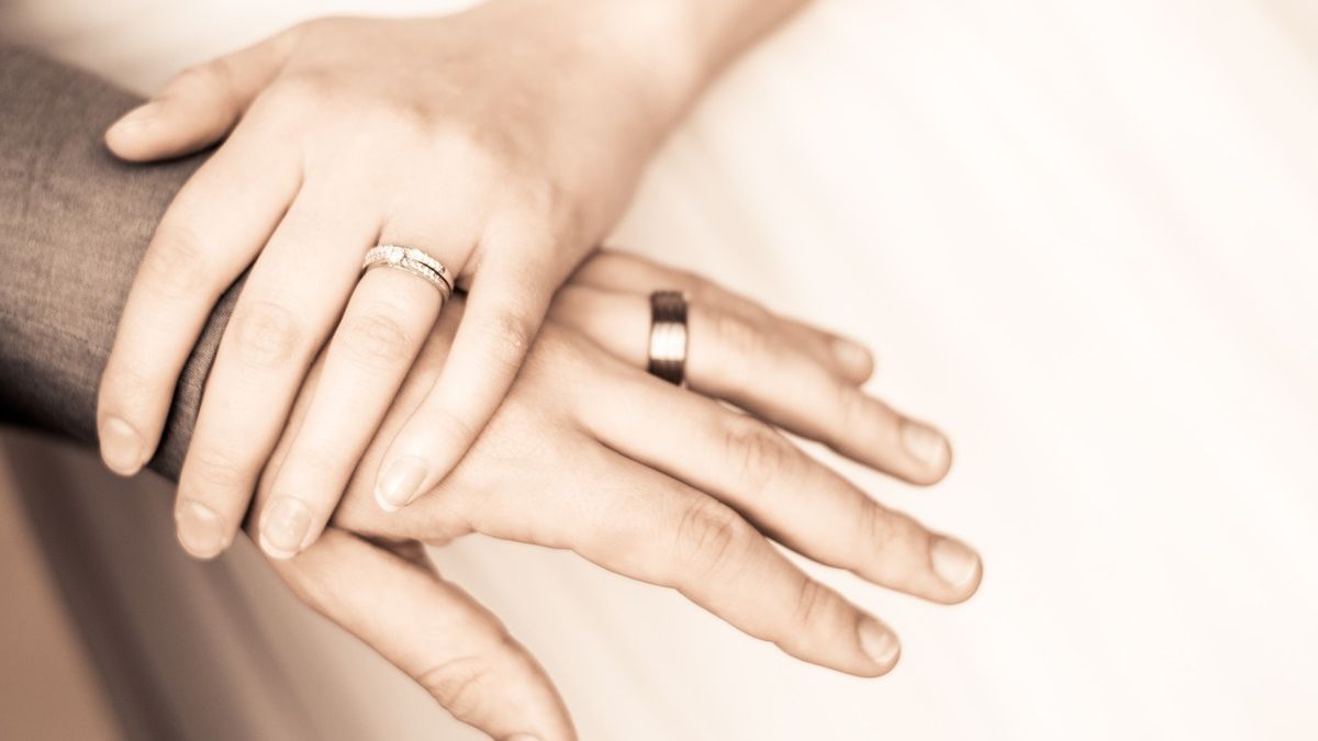 Psychology finally explained what it means touching your hands when you talk