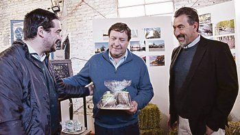 RESPALDO. El gobernador Alberto Weretilneck recorrió la Exposición de la Sociedad Rural Rio Colorado acompañado por el intendente de esa localidad, Gustavo San Román (derecha).