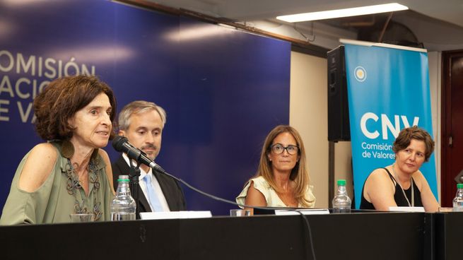 Mónica Erpen y Sebastián Negri, de la CNV, presentaron la emisión.&nbsp;&nbsp;