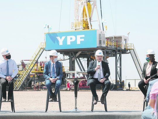 Anuncio. Alberto Fernández encabezó el acto en Loma Campana y estuvo acompañado, entre otros, por Guzmán, De Pedro y Darío Martínez.