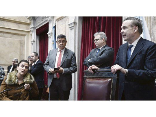 Sin quórum. Gabriela Michetti y Miguel Pichetto ayer en el estrado de la presidencia del Senado, mientras esperaban reunir un quórum que no llegó.