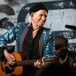 Richards volvió a actuar en vivo por una causa benéfica. Richards volvió a actuar en vivo por una causa benéfica.