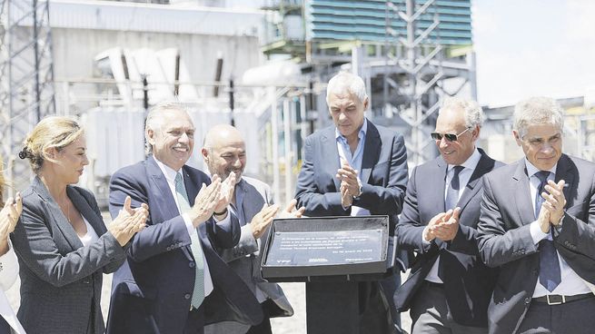 encuentro. El presidente Alberto Fernández junto a la secretaria de Energía, Flavia Royón; los intendentes de Ensenada, Mario Secco, y de Berisso, Fabián Cagliardi; y los titulares de Pampa Energía SA, Marcelo Mindlin, y de YPF, Pablo González.