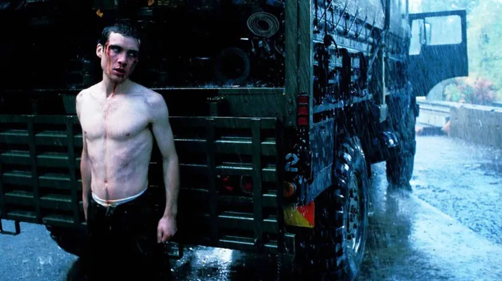 Con dirección de Danny Boyle y guion de Alex Garland, esta película logró dejar huella y abrió las puertas a una saga que ahora se expande con una nueva entrega.  