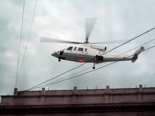 El ex presidente Fernando de la Rúa abandona la Casa Rosada el 20 de diciembre de 2001.
