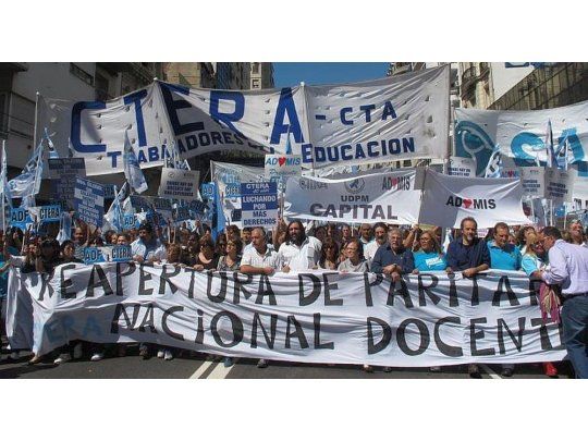 El anuncio se realizó en una conferencia de prensa de la que participó también el titular de Subeta, Roberto Baradel, que adhirió a la medida, al igual que la Federación de Educadores Bonaerenses (FEB).