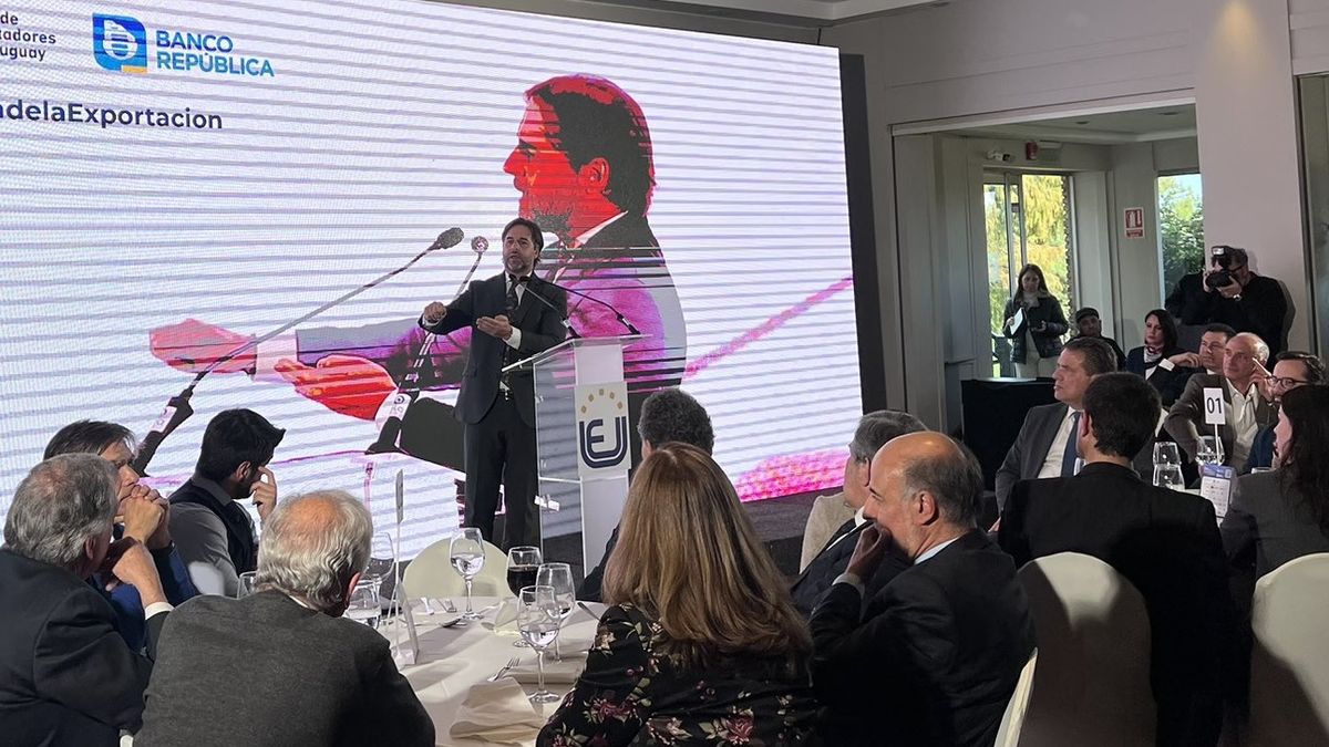 Luis Lacalle Pou gets fully involved in the campaign and points to Yamandú Orsi for his absence in the debates