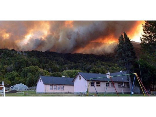 Los brigadistas lograron hacer retroceder el nuevo foco de incendio que se había iniciado horas atrás en el Parque Nacional Los Alerces.