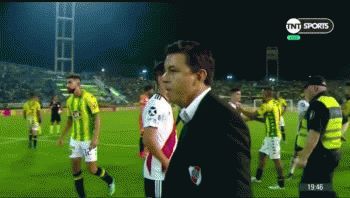 Gallardo, enojado, le negó el saludo a un futbolista que lo desobedeció
