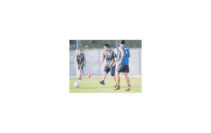 Juan Román Riquelme tomó parte de la práctica de fútbol, marcó dos goles y se perfila para jugar el domingo ante Lanús.