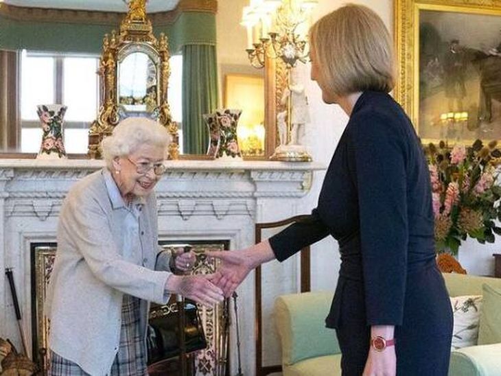 El saludo entre Liz Truss y la reina Isabel II.