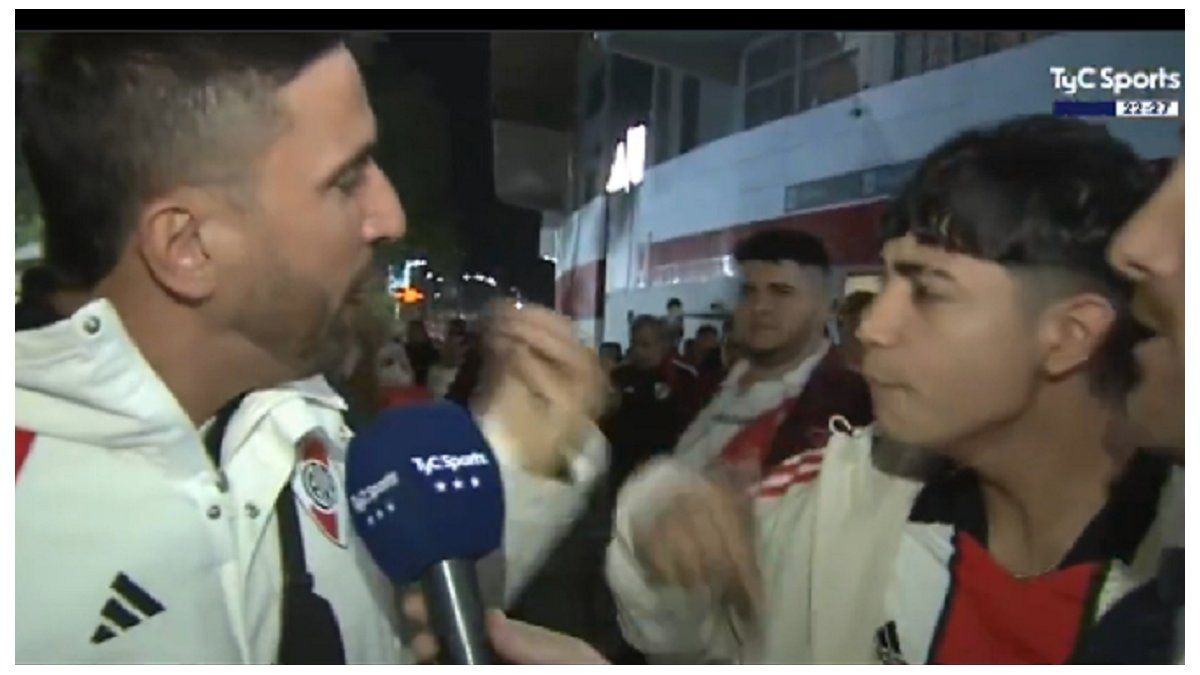 The tense cross between River fans after the match for a criticism of Marcelo Gallardo