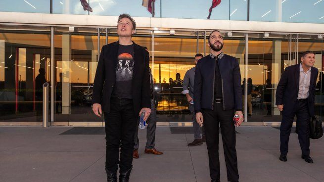 Elon Musk y Nayib Bukele, en la planta de Tesla.