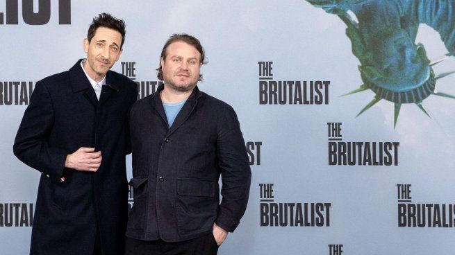 Adrien Brody y el director Brady Corbet en una función estreno de The Brutalist.