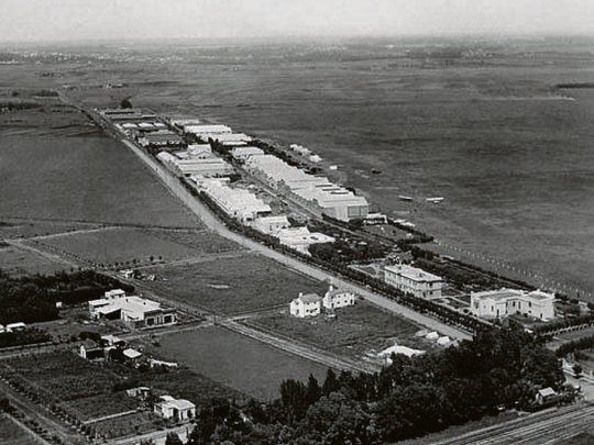Cambios. Quienes apoyan el funcionamiento del aeropuerto El Palomar argumentan que se construyó cuando la zona era un descampado como se ve en las imágenes de 1920 a 1940. La urbanización llegó&nbsp; después y rodea la base.