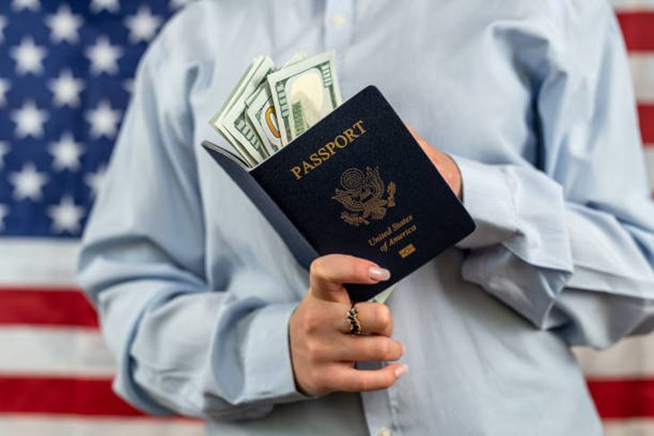 El pago del derecho de trámite para la categoría B1/B2 se mantiene tasado en la divisa estadounidense y debe cubrirse antes de la toma de huellas. El pago del derecho de trámite para la categoría B1/B2 se mantiene tasado en la divisa estadounidense y debe cubrirse antes de la toma de huellas.