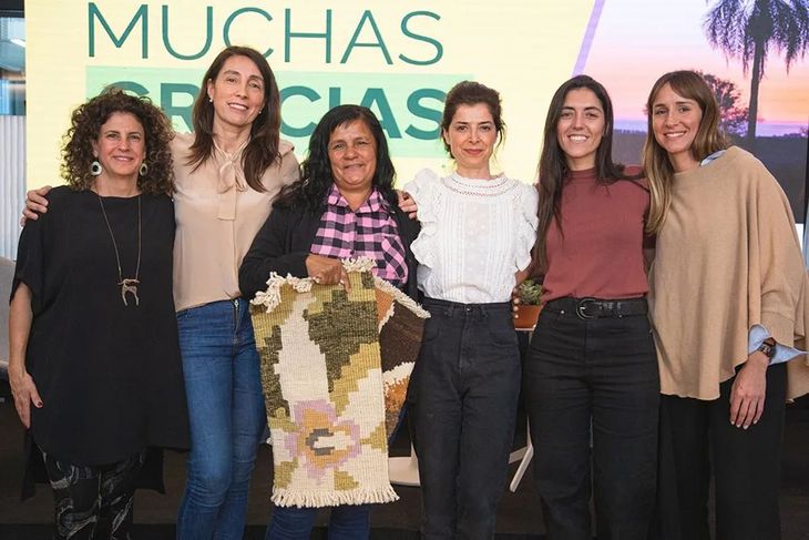 Gabriela Sbarra (Fundación Avina), Irene Silva (Alma Nativa), Veda Palavecino (Emprendedores Por Naturaleza), Guadalupe Marin (directora de Sustentabilidad de Mercado Libre), Fátima Hollman (Emprendedores Por Naturaleza / Fundación Rewilding) y Florencia Iacopetti (Fundación Avina).