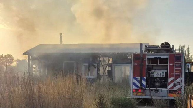 Las mujeres y su hija perdieron su casa en Cañuelas tras el incendio.