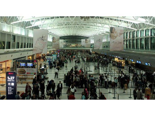 El total de pasajeros transportados por las líneas aéreas durante julio creció 10% interanual, con mayor peso de los viajeros al exterior.