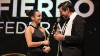 Matias Alé le propuso casamiento a su novia en el escenario de los Martin Fierro Federal.