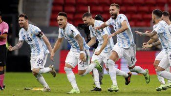dibu martinez, inmenso: argentina gano en los penales y va por el titulo ante brasil