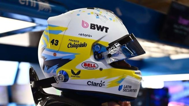 Franco Colapinto presentó su nuevo casco inspirado en Boca Juniors.