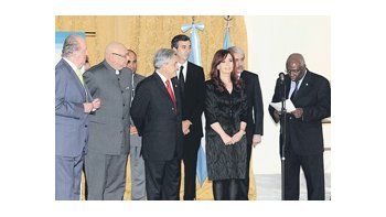 Cristina de Kirchner recibe la medalla Ceres por parte del presidente de la FAO, Jacques Diouf, acompañada por los presidentes de Chile, Sebastián Piñera; de Paraguay, Fernando Lugo, y el rey Juan Carlos de España, entre otros.