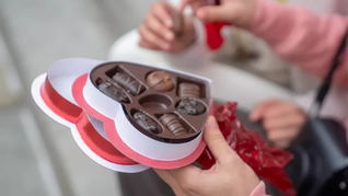 Conoce la historia de la icónica marca de chocolates La Azteca de México.