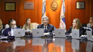 La reunión se había iniciado momentos antes encabezada por los consejeros Alberto Lugones (de Reglamentación) y María Fernanda Vázquez (de Selección). La reunión se había iniciado momentos antes encabezada por los consejeros Alberto Lugones (de Reglamentación) y María Fernanda Vázquez (de Selección).