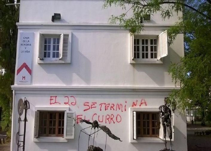 El mensaje que apareció esta mañana en la ex Mansión Seré de Morón.