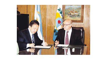 El gobernador Jaque y Ciácera, durante la firma del convenio.