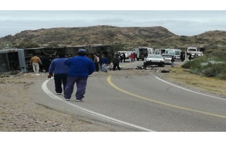 Volcó un micro en Mendoza y hay al menos 12 muertos