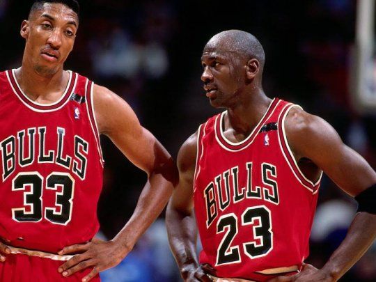 Scottie Pippen y Michael Jordan durante el último año de aquellos míticos Bulls. Hagamos un último baile, les pidió el entrenador Phill Jackson cuando se enteró que ese sería su último año.