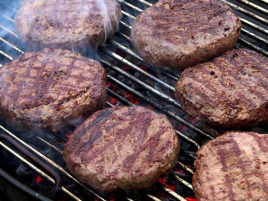 La carne picada mal cocida es la principal fuente de transmisión del SUH.&nbsp;