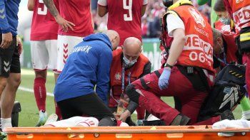 drama en la eurocopa: eriksen se desvanecio, pero esta despierto y estable