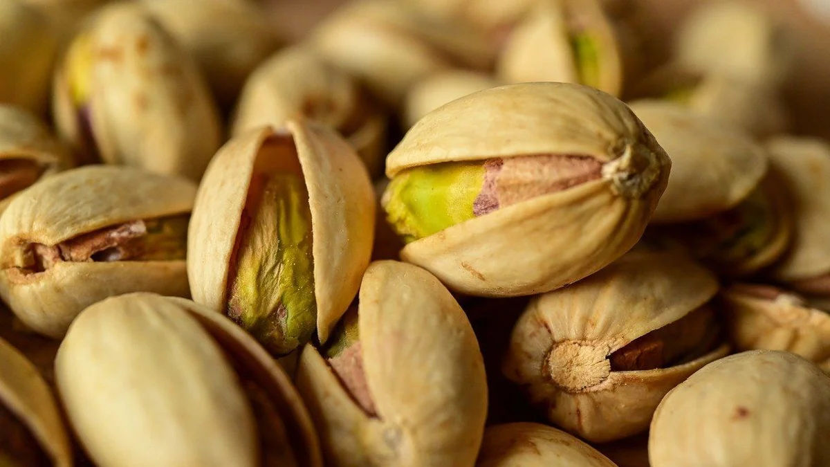 Do not throw the pistachio shells: reuse to set your home