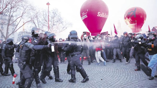 REFRIEGAS. Aunque se desarrollaron mayormente en calma, las protestas contra la reforma previsional en París registraron momentos de tensión.